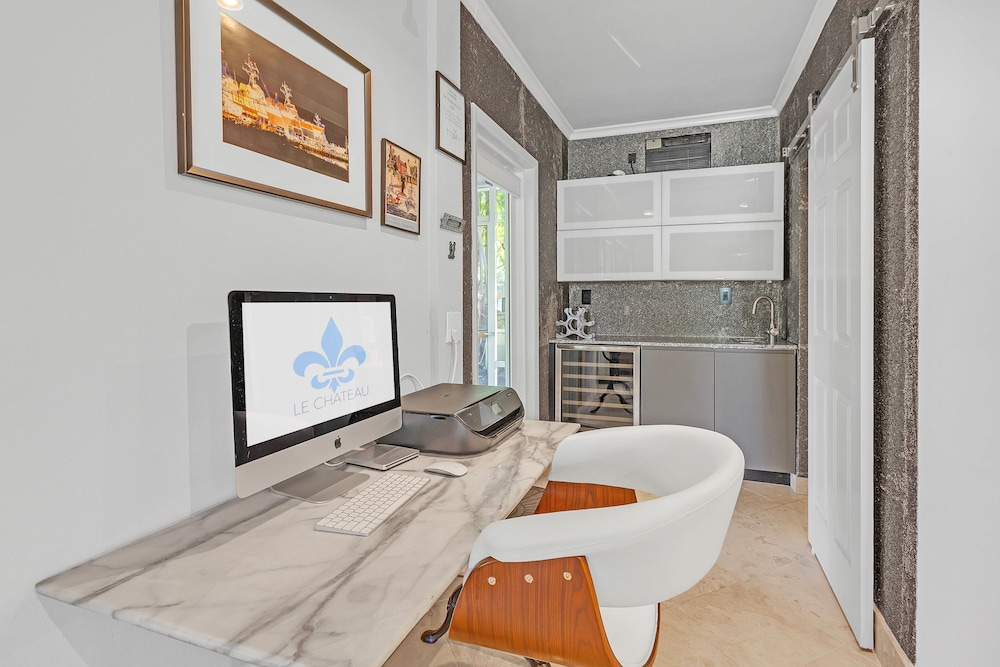 Chic 3BR Sanctuary Steps From The Drive Paradise