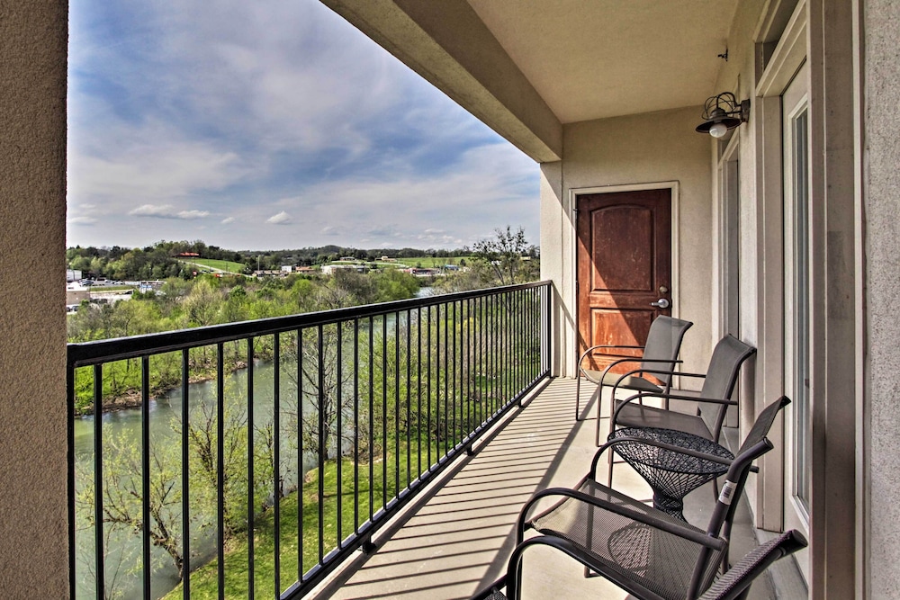 Sevierville Resort Retreat ~ 2 Mi to Pigeon Forge! view 5