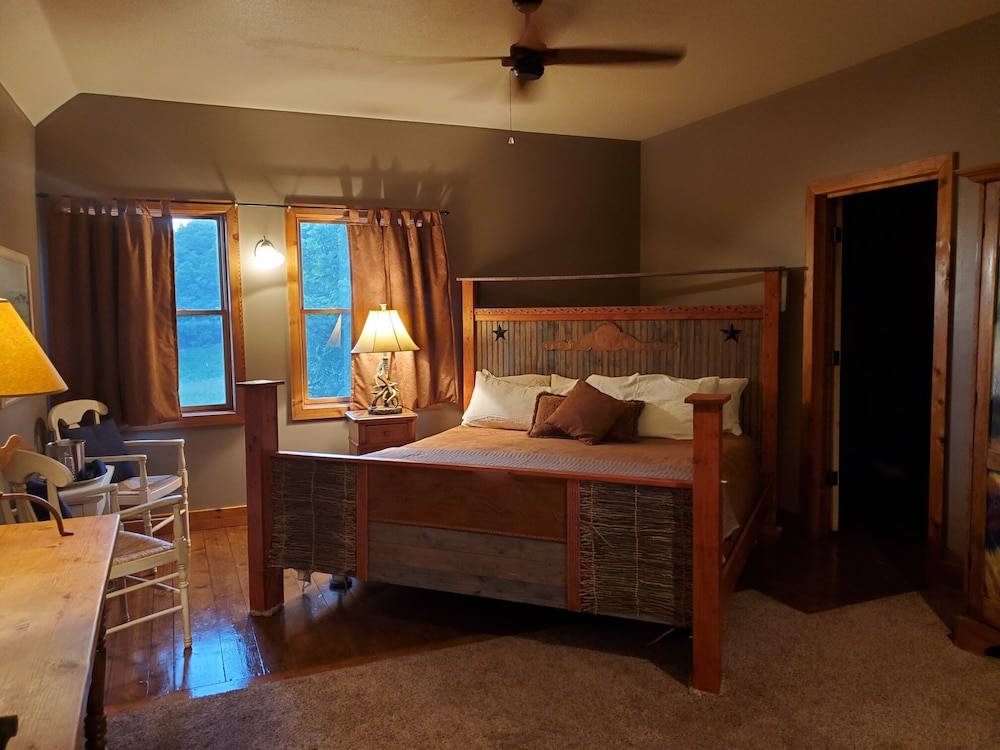 Lawrence Vacations - Circle S Ranch - Property Image 5