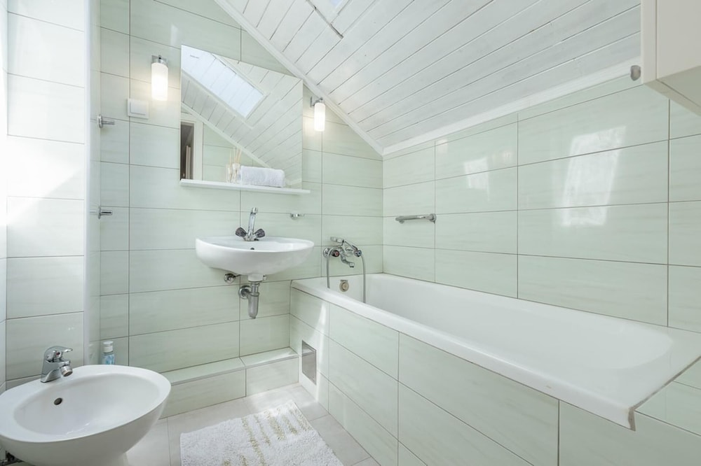 Detached Villa/njivice/sleeps6/stunning Views/wifi