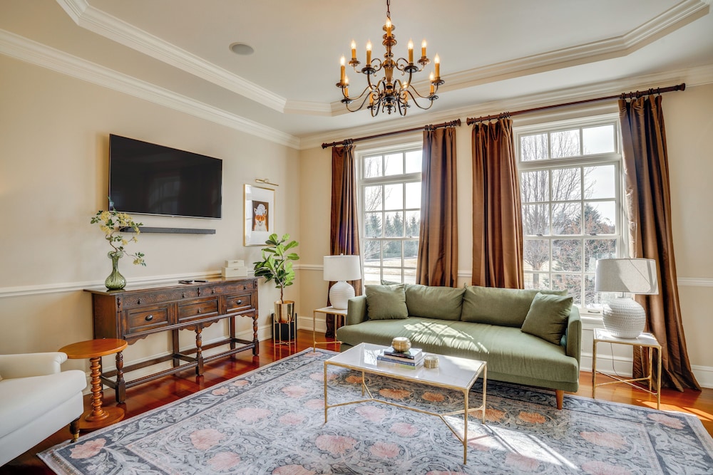 Lake Michigan Gem: Private Beach & Game Room