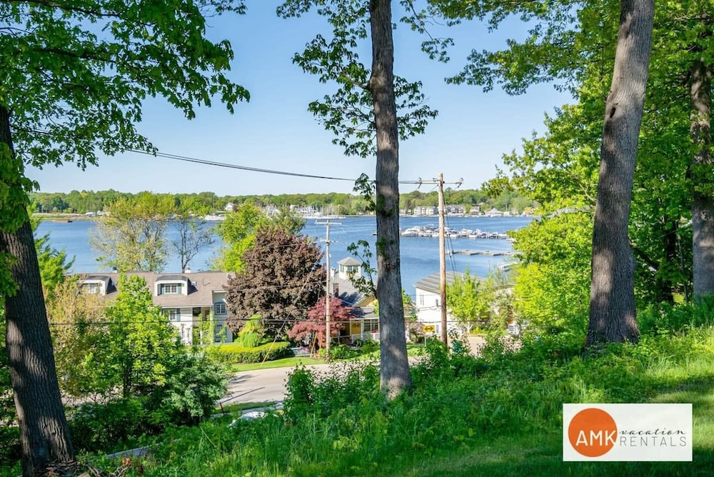 Charming Bayview - Downtown Condo With Pool