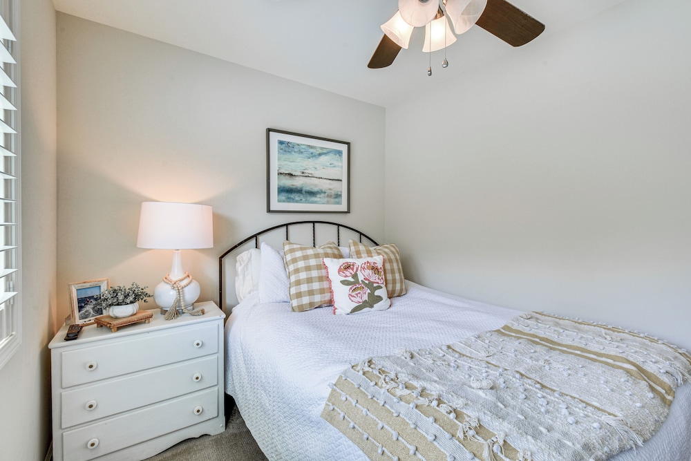 Lakefront Fun Near Clemson! Retreat w/ Pool Access
