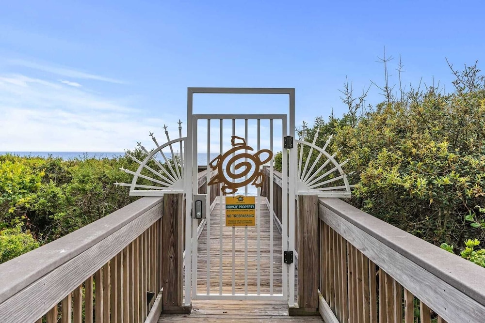 Grovey by the Sea by Avantstay Oceanfront, Private Beach, Pool Access