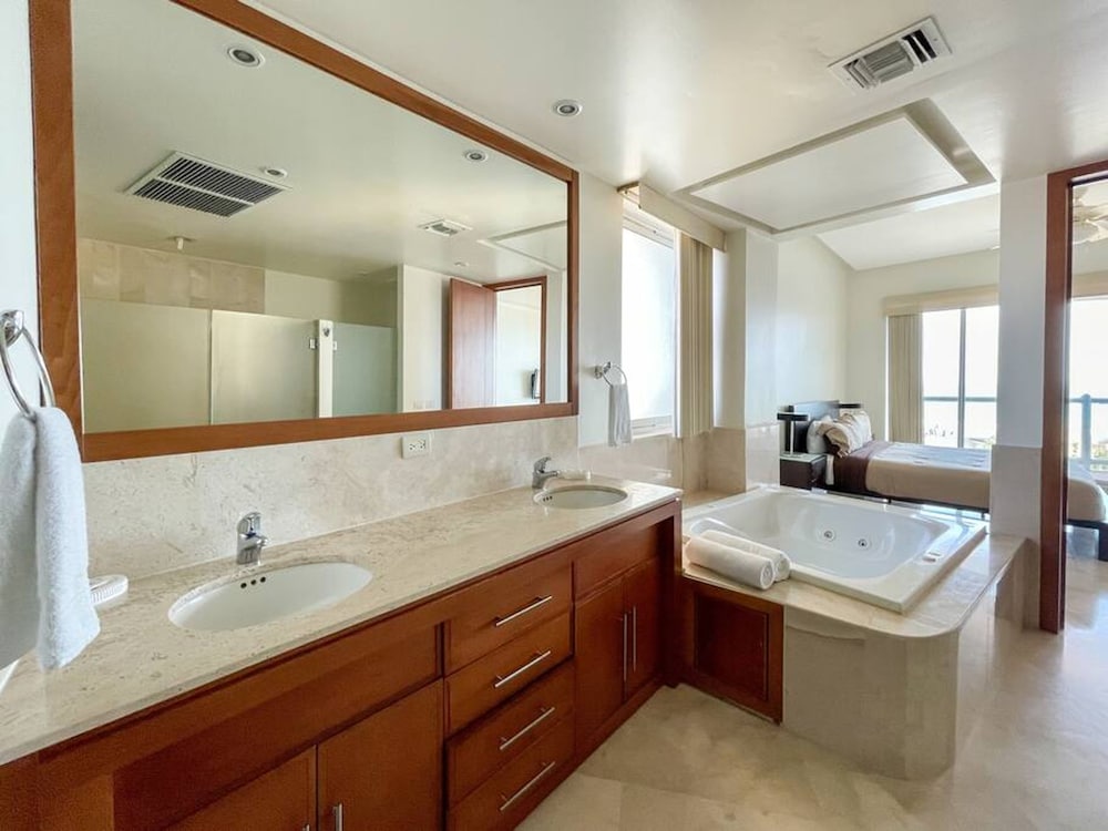 Oceanfront Condo With Astonishing View