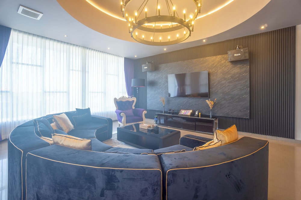 Exquisite 5BR Villa: Premier Luxury in Seminyak