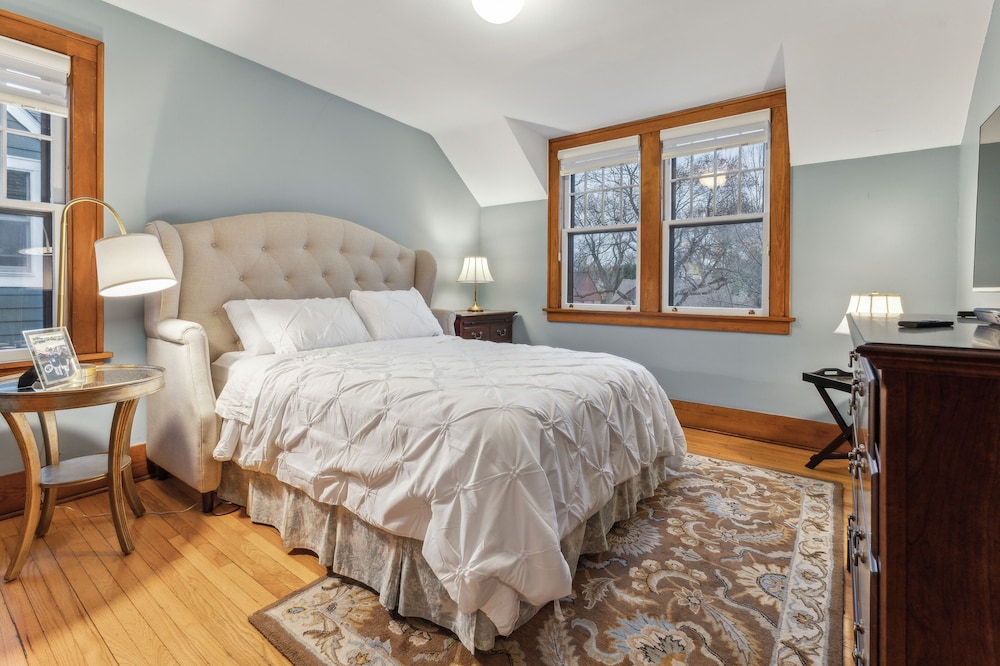Charming Ann Arbor Retreat Near Dt & Attractions 3 Bedroom Home