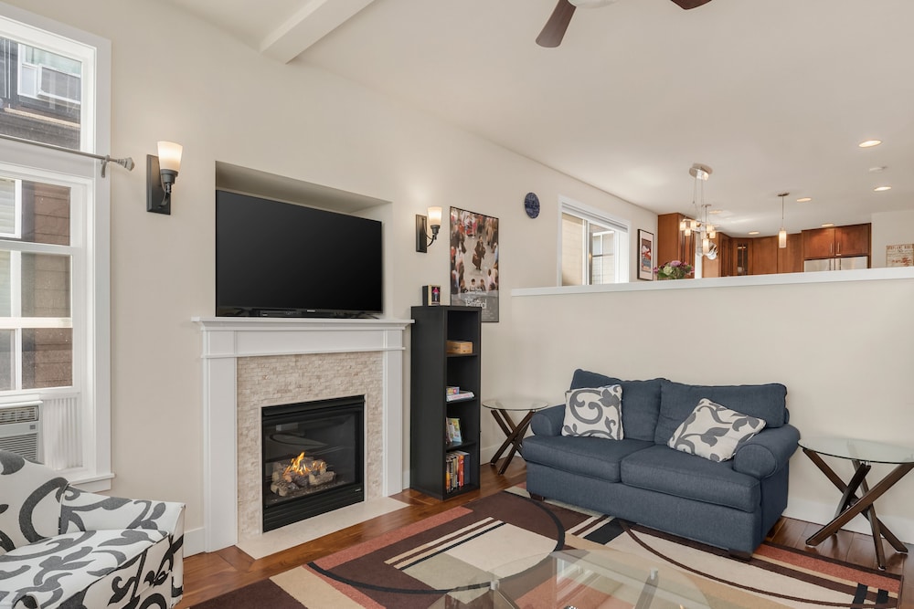 Seattle Vacation Home: The Aerodrome