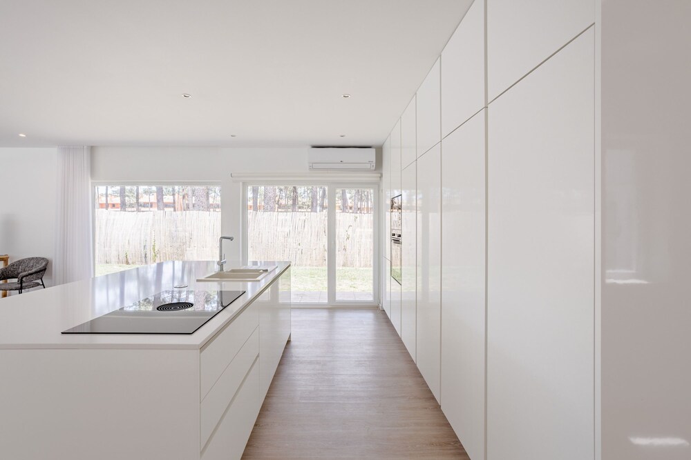 Aroeira Modern Grand Villa With Pool by Homing