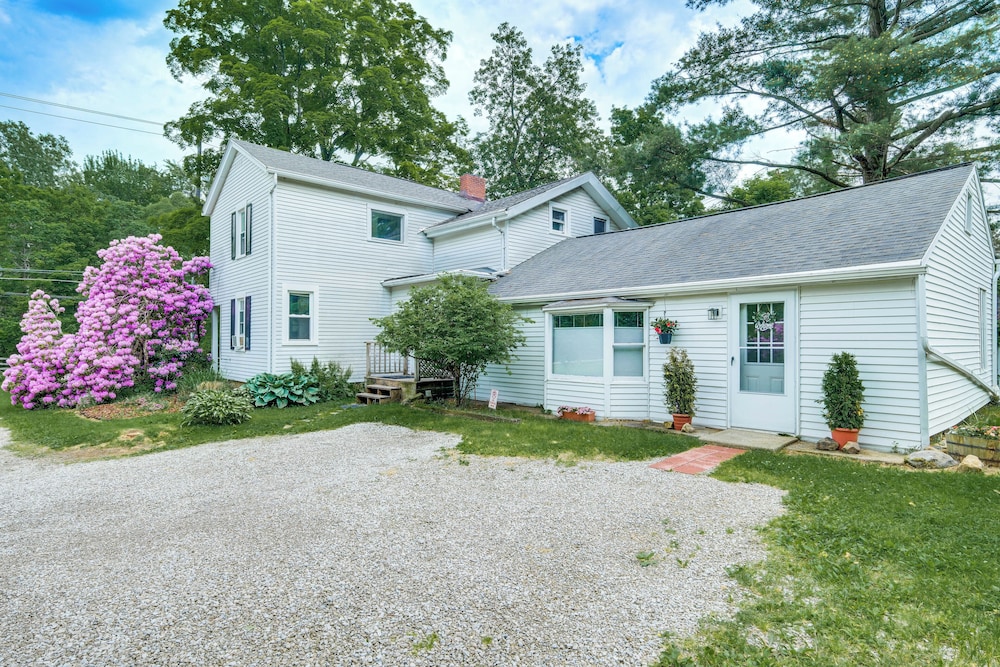 Chagrin Falls Home ~ 2 Mi to Town! view 5