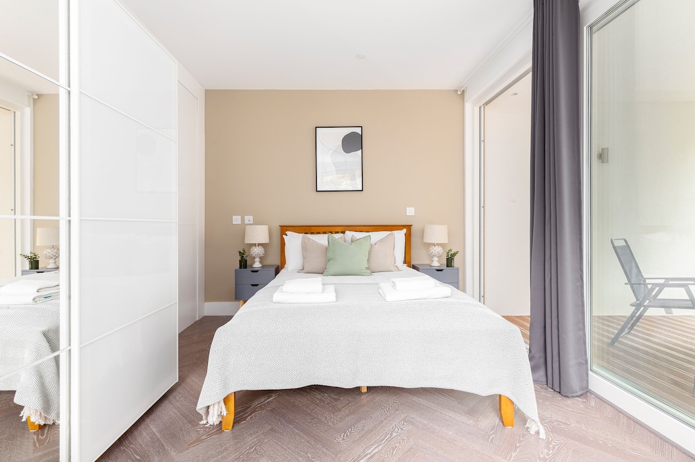 Luminous 2 Bed Balcony Flat in Islington
