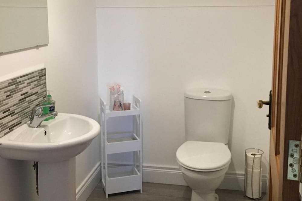 Sea & Mountain View-garden-wi-fi-parking- Sleeps 4