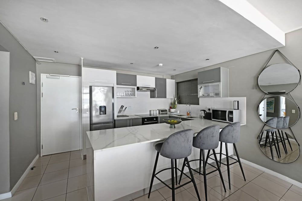 Modern 3-bed Apt Designer Touch Mountain Views