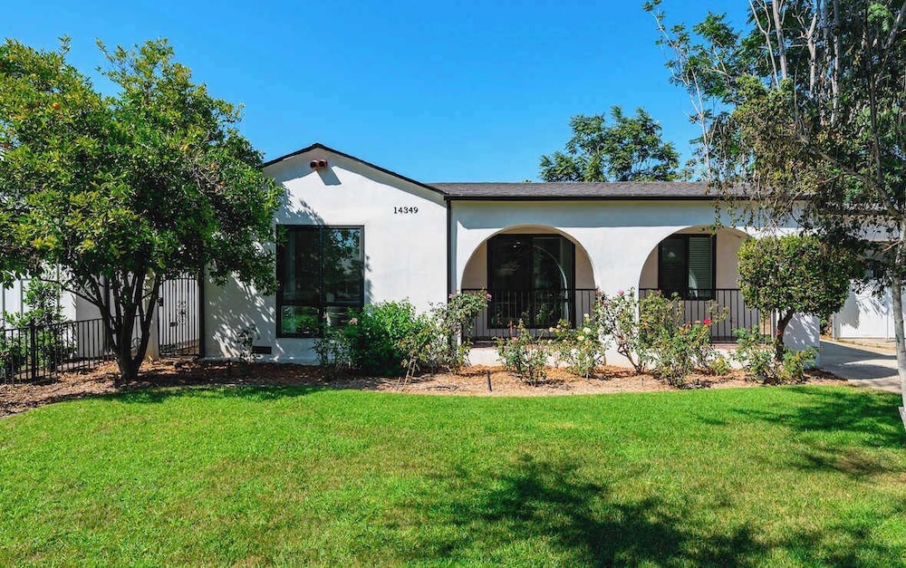 Not Affected by the Fire/spacious Modern Retreat w Luxury Amenities & Style