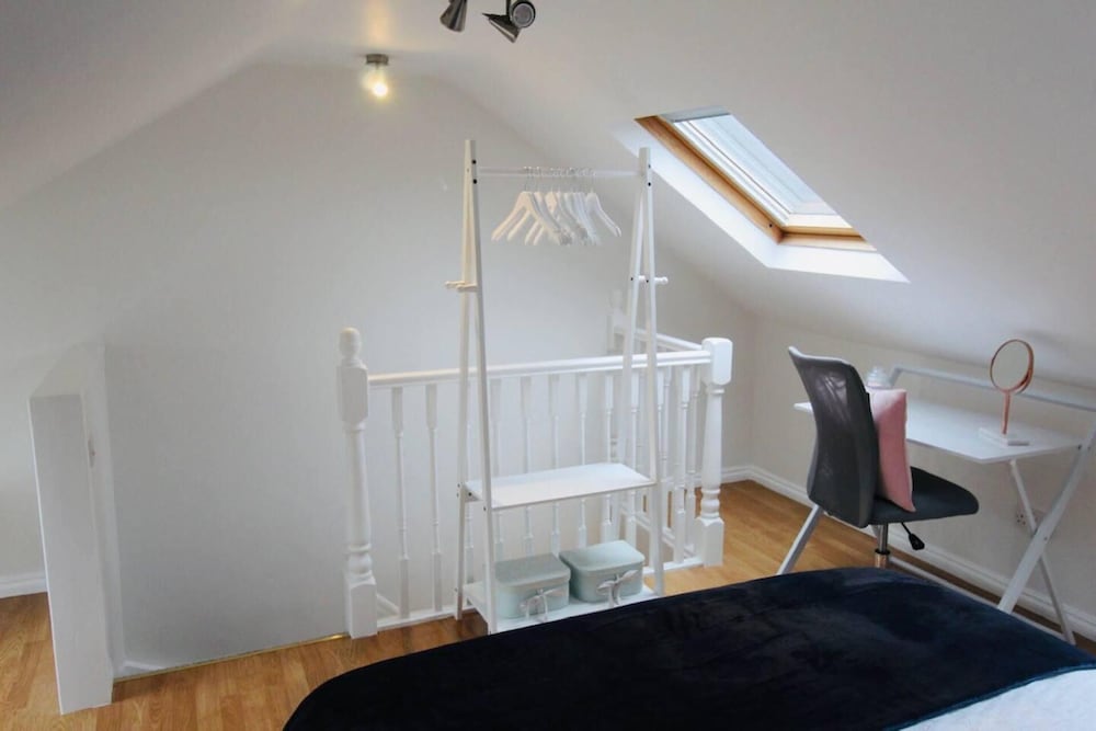 Remarkable 3-bed House in Bath view 2