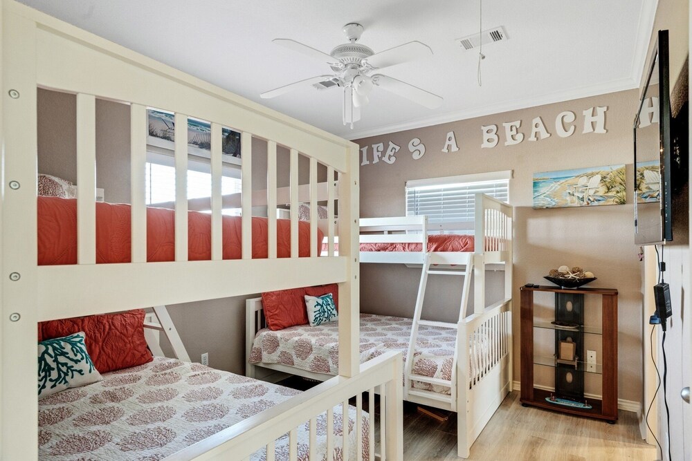Coastal Cajun Getaway On The Beach! 3 Bedroom Home by Redawning view 3