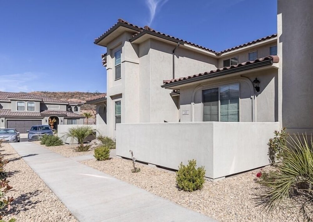 Escondido Escape 3 Bedroom Townhouse view 2