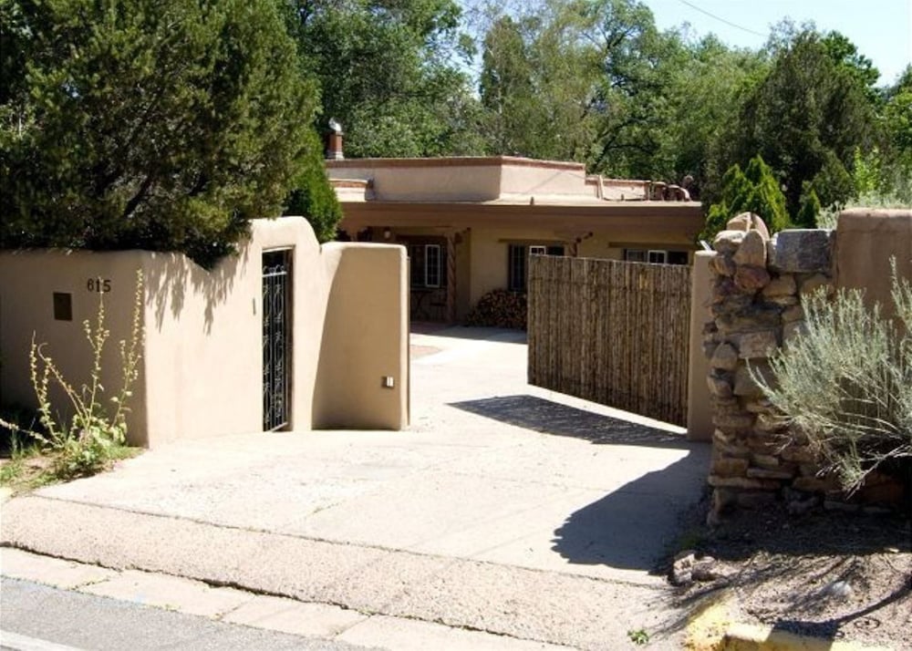 Garcia St. Adobe - Historic District, Close to Canyon Road, Three Master Bedrooms, Great Outdoor Space