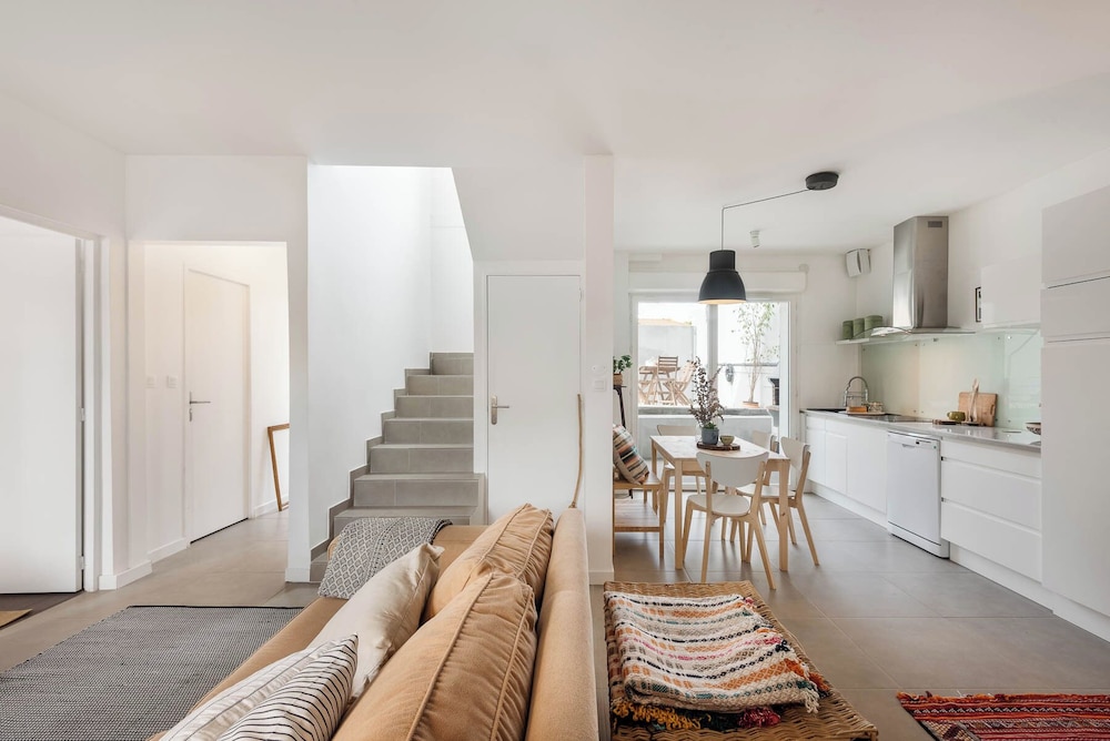 Aguda1 · Aguda's Family House 4bd, Parking, BBQ