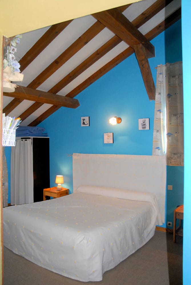Les Arbousiers en Sabres — hotel room