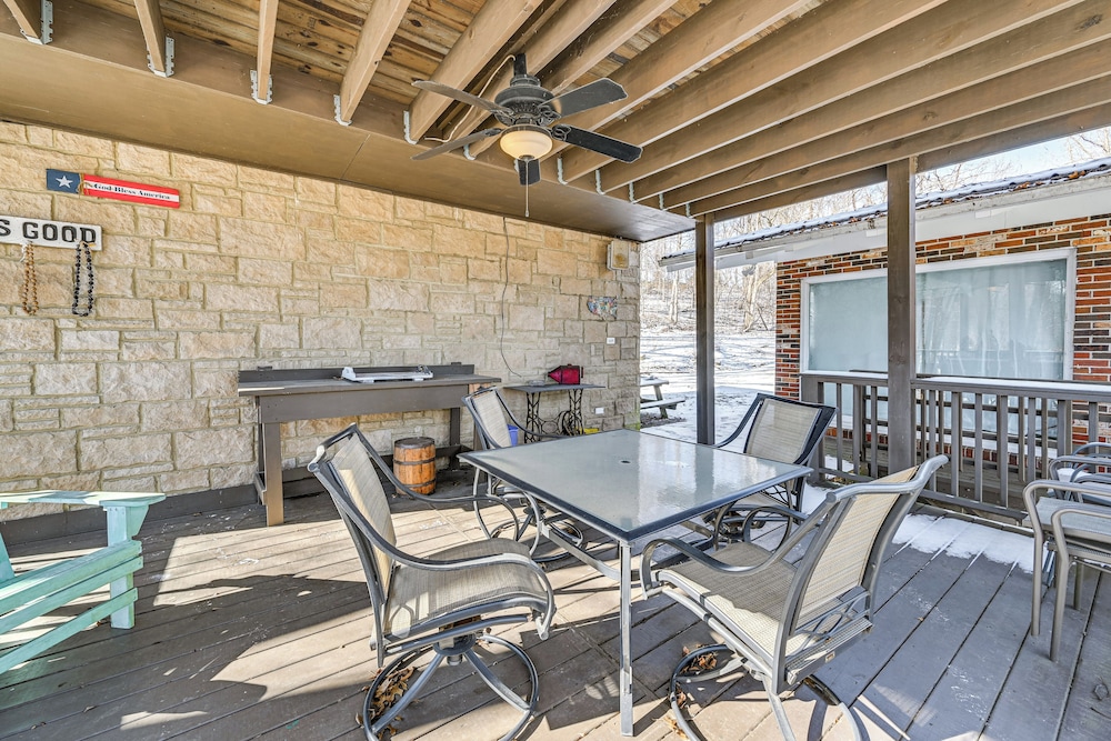Nolin Lake Gem: Waterfront Retreat w/ Balcony!