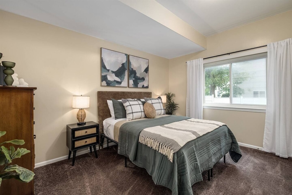 Stylish Sanctuary Near Emu: Ideal For Med Students 2 Bedroom Apts