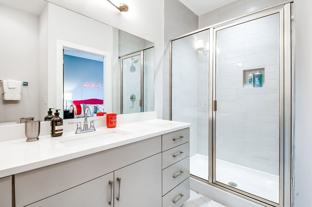 Elvis-themed 13 Beds Rooftop City Views