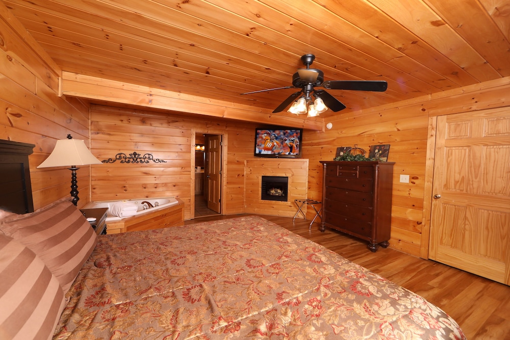 Mayberry - Three Bedroom Cabin view 3