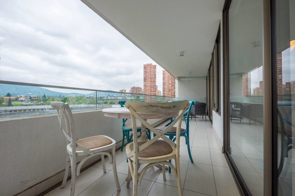 Charming Arauco - 2BR Heated Pool Gym