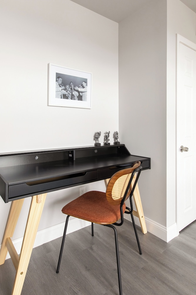 Chic & Cozy Philly Stay in City Center