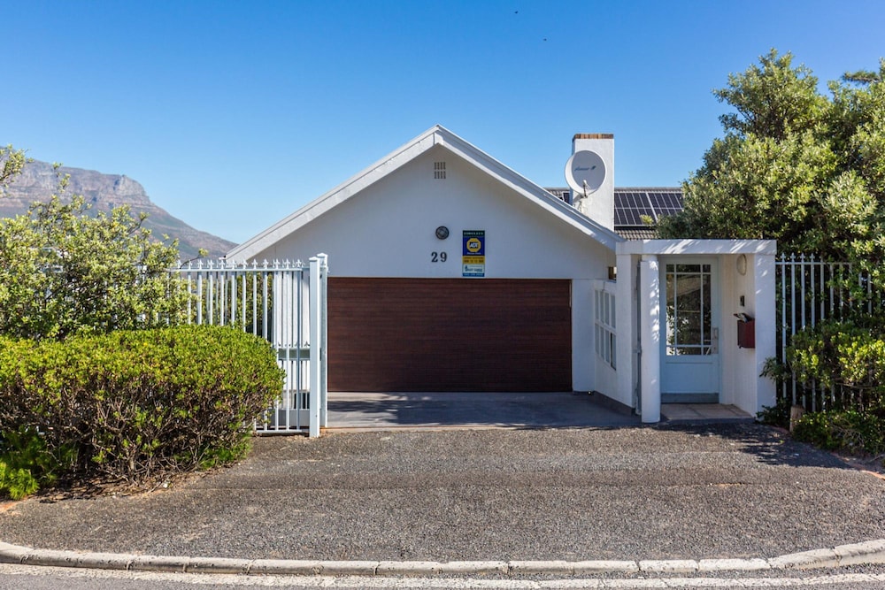 Camps Bay 4bed Home w Pool and Views Alma Marina