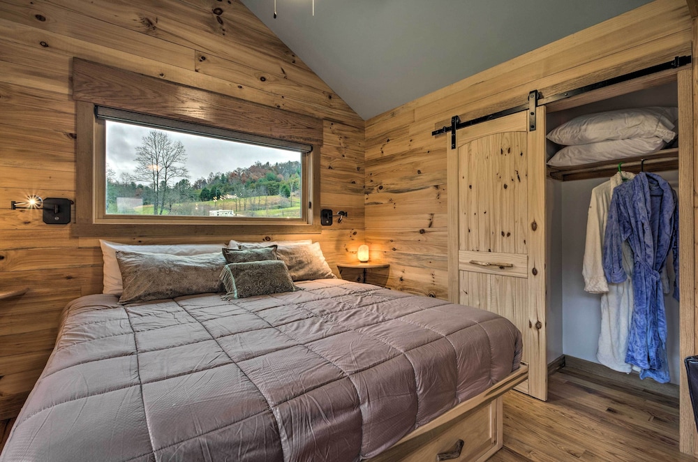 Sawyers Cabin w/ Hot Tub in Blue Ridge Mtns! view 4