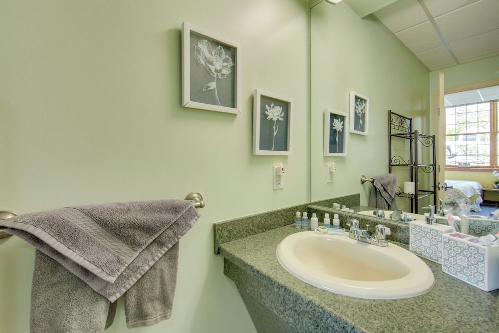 New Kensington Apt Near Parks: Pets Welcome! view 5