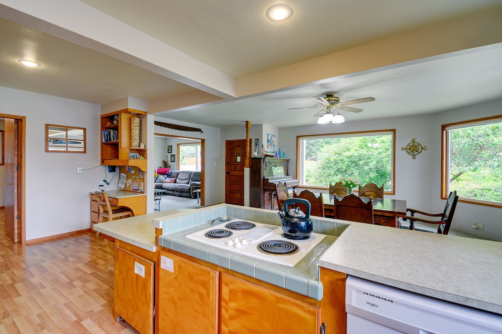Cozy Washington Retreat w/ Deck, Walk to Beach! view 2