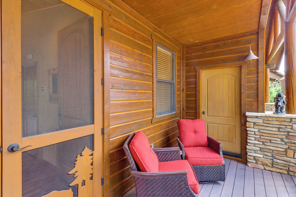 4 Mi to Fool Hollow Lake: Retreat w/ 2 Decks!