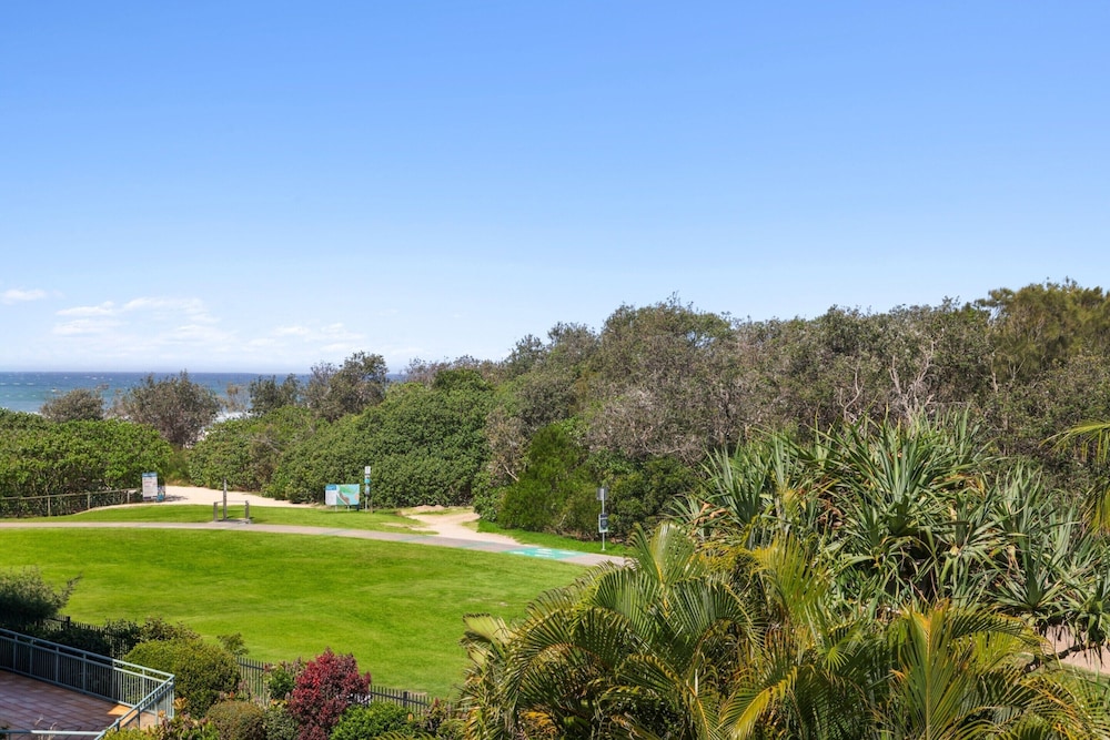 2-bed Beachfront Escape With Pool and BBQ Access