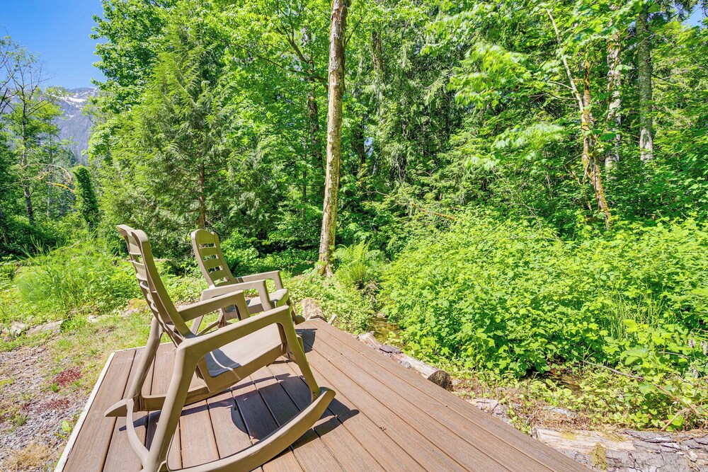 Deck, Hot Tub & Views: Sleek Getaway in Index!