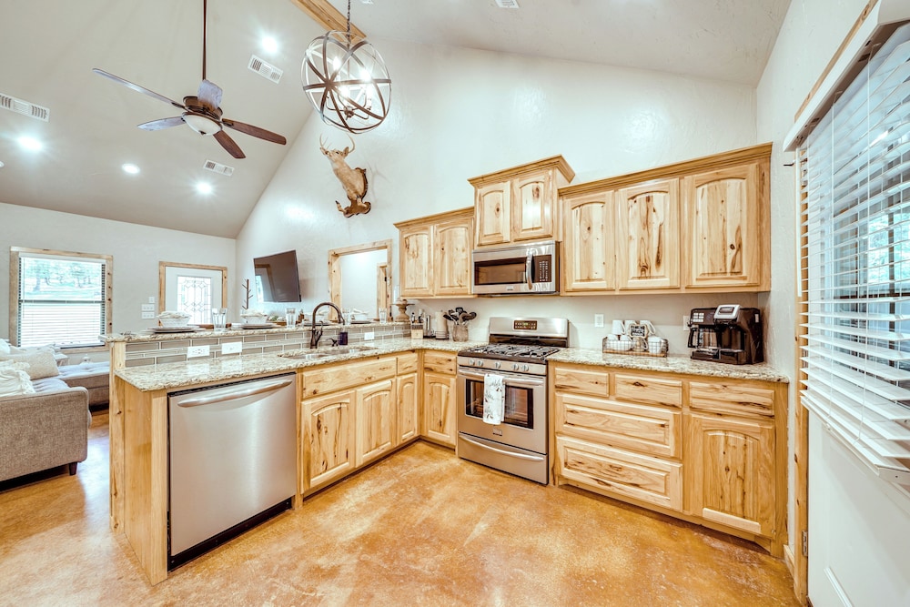 Walk to Restaurants: Hot Tub Haven in Broken Bow!