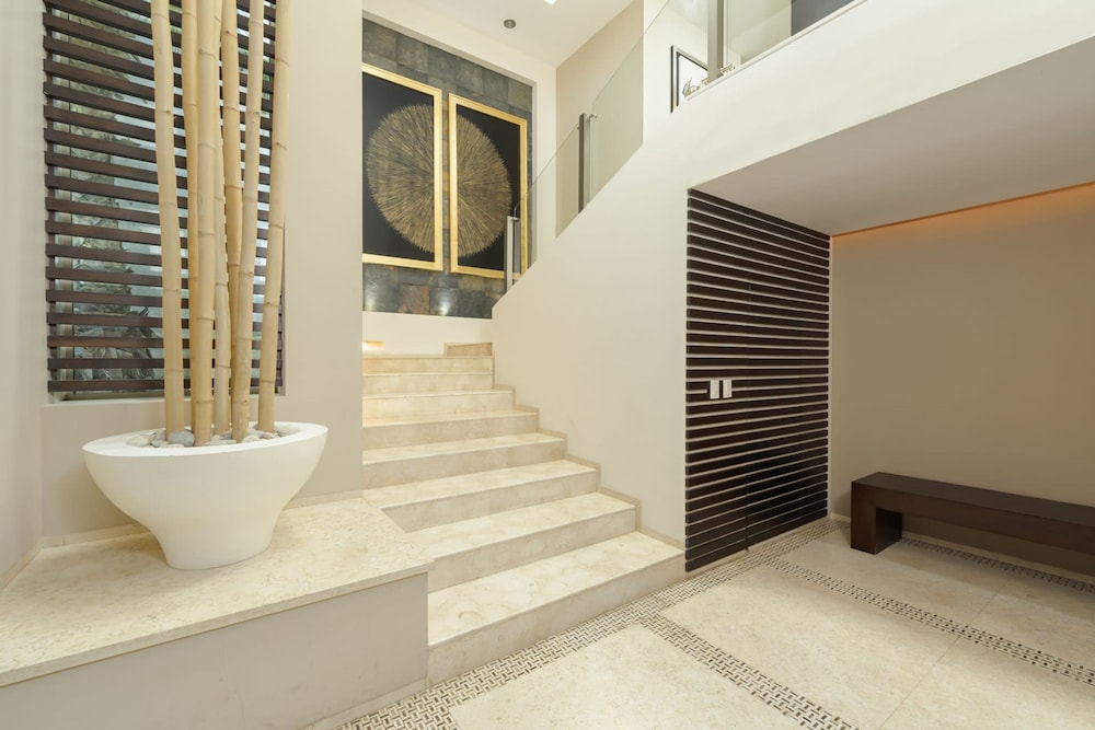 6 BR Huge Villa Steps To Beach Plus A Pool House