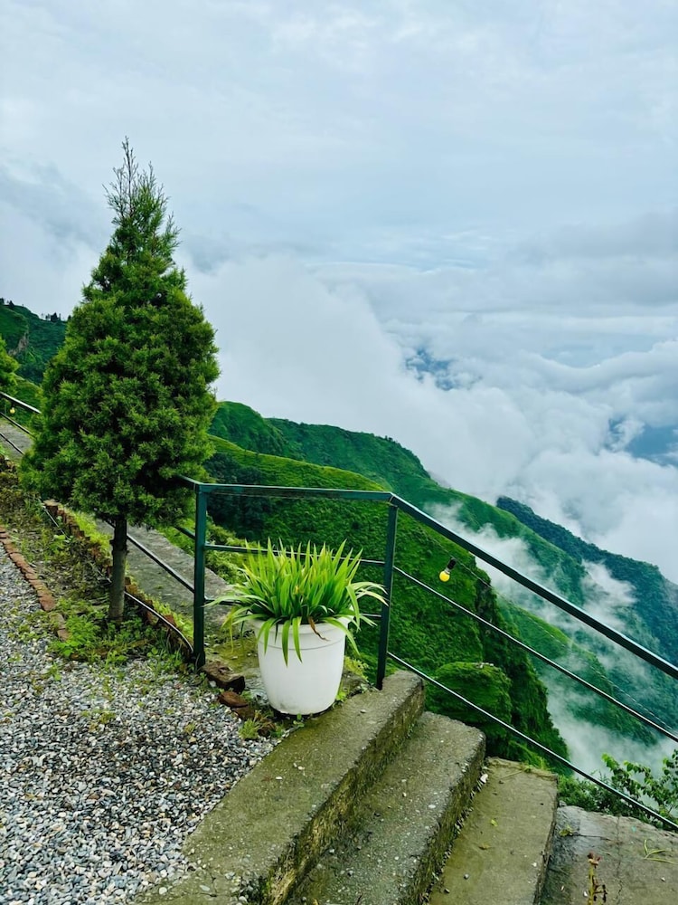 Deodar Inn resort