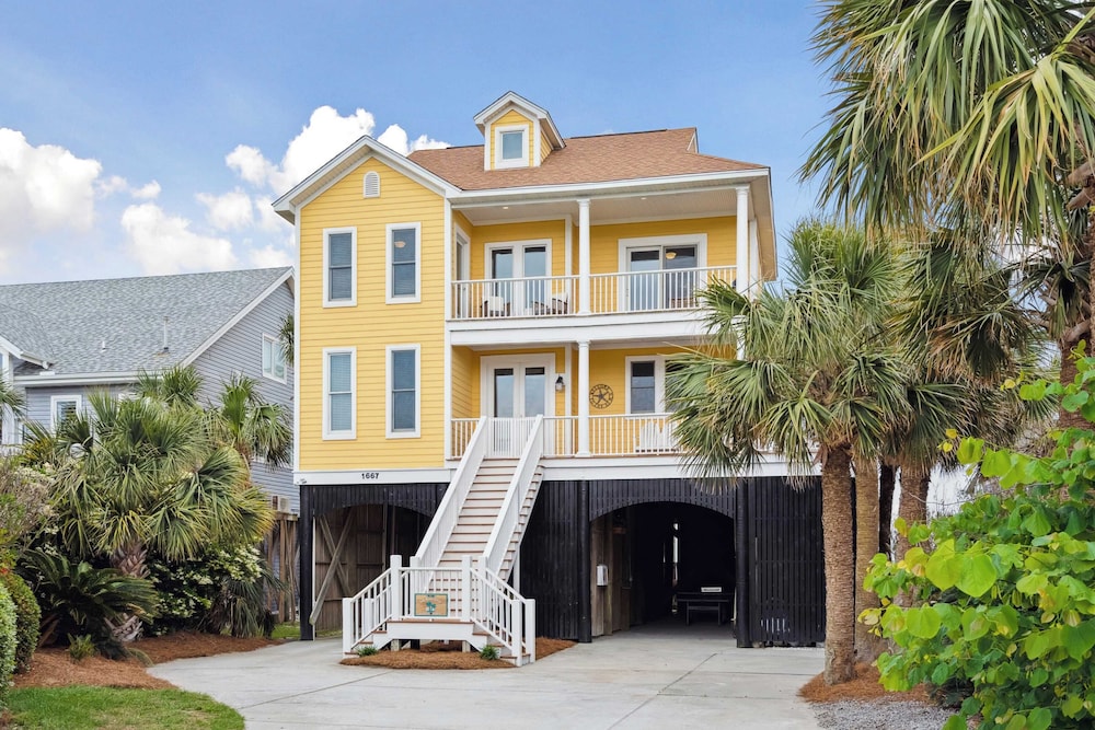 Oceanfront w/ Pool, Panoramic Deck Views, 5bdr Folly Ocean Breeze by Avantstay