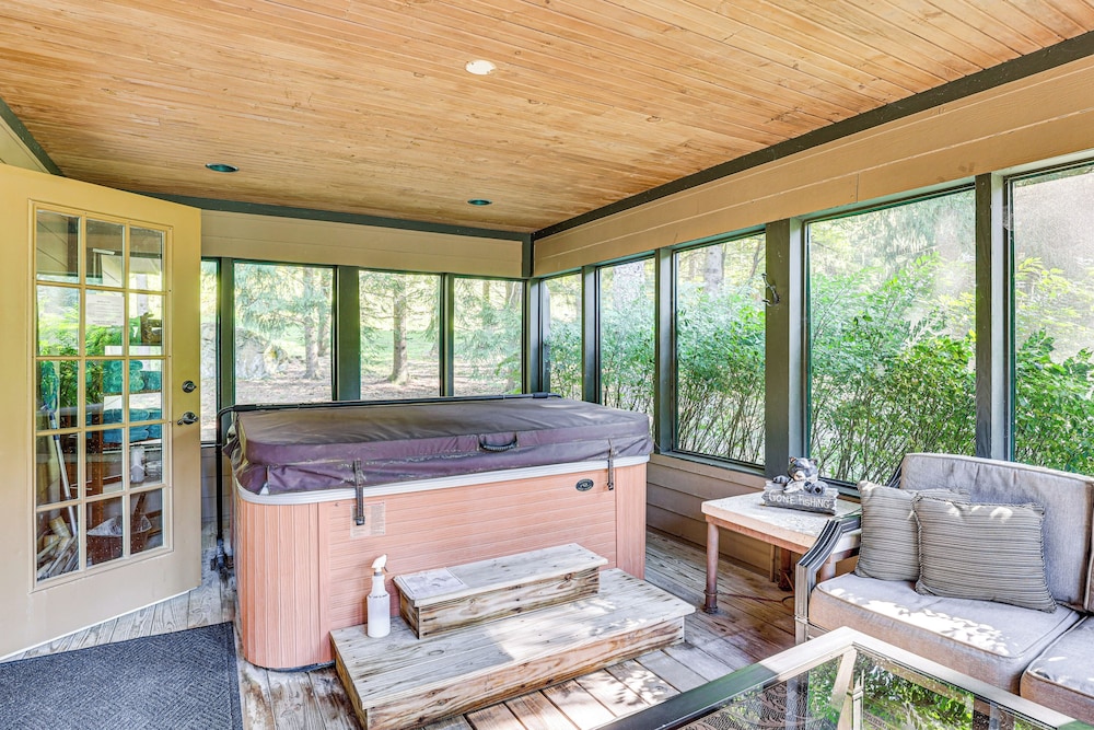 23 Mi to Mohican SP: Group-ready Lodge w/ Hot Tub