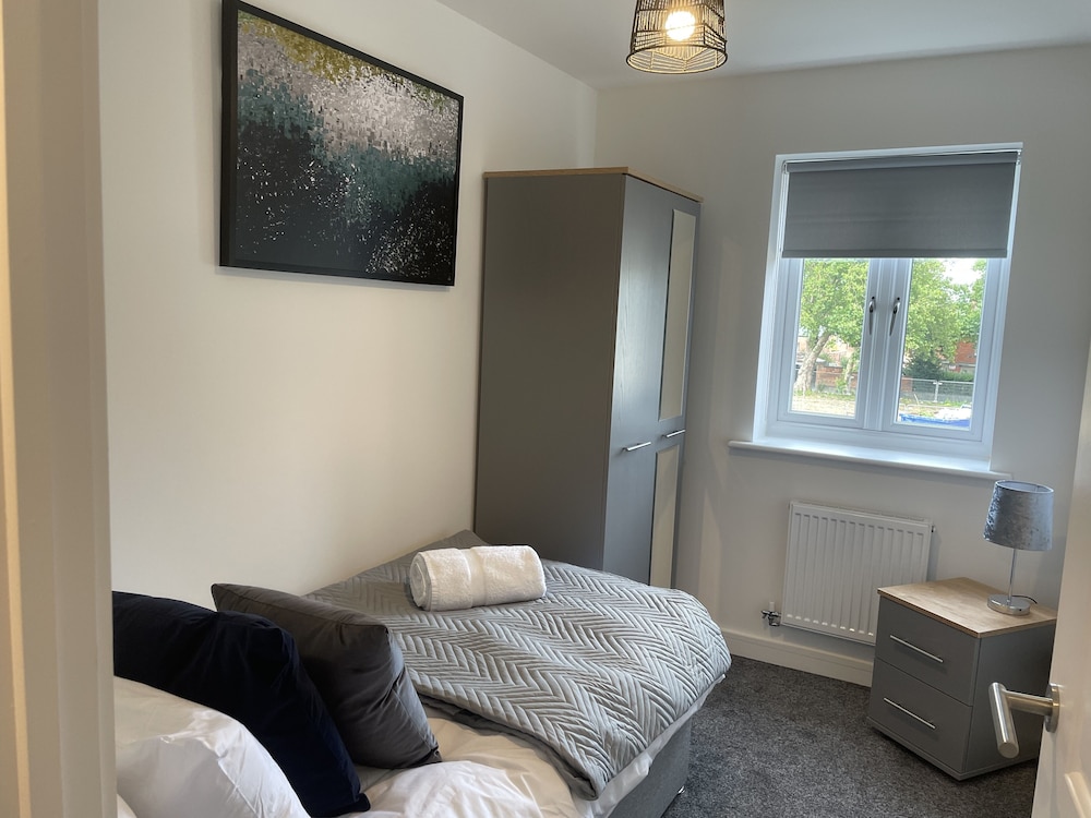 Beautiful 3-bed House in Derby With Parking view 2