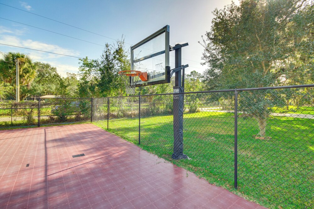 Pool, Fire Pit & Tennis Court: Gem in Bay St Louis