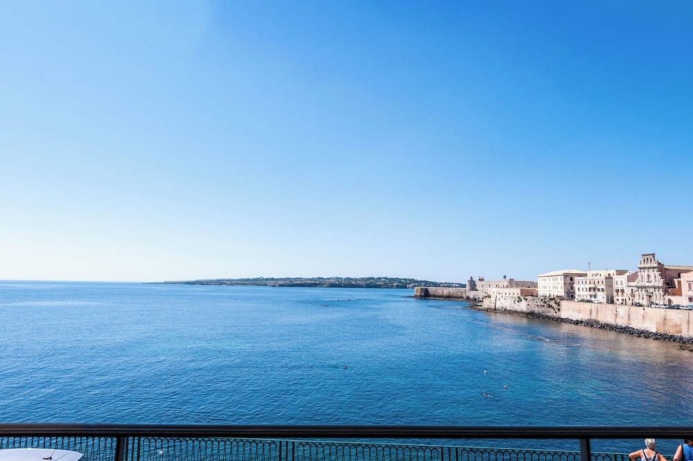 Finestra Su Cala Rossa Wonderful Italy