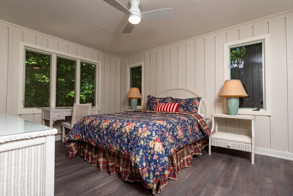 Beach View Cottage - On the Lake