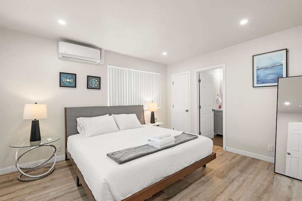 Stylish Home w Free Parking Near LA Hotspots 8