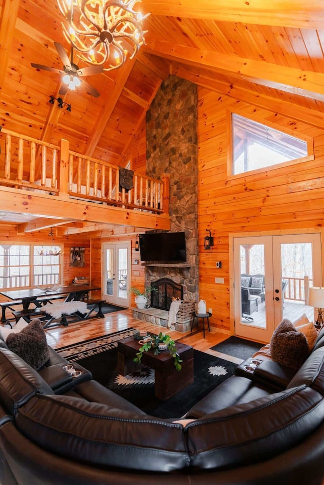 Sleeps 16! Luxury Cabin With Game Room & Hot Tub