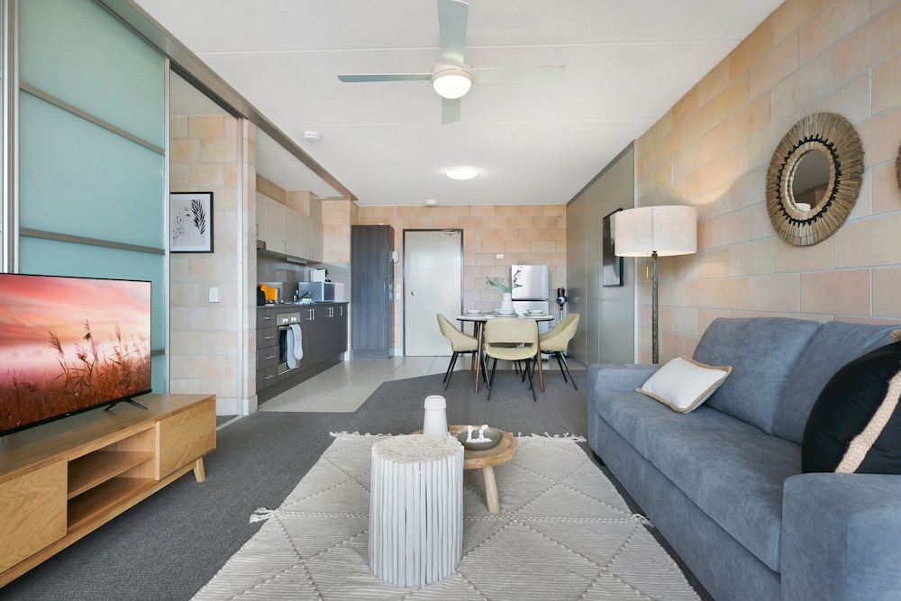 Sleek Apartment With Pool and Rooftop Terrace
