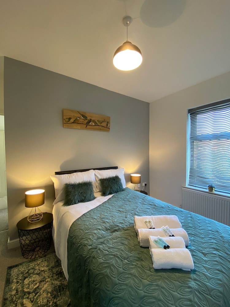 Stunning 4-bed House in Derby view 5